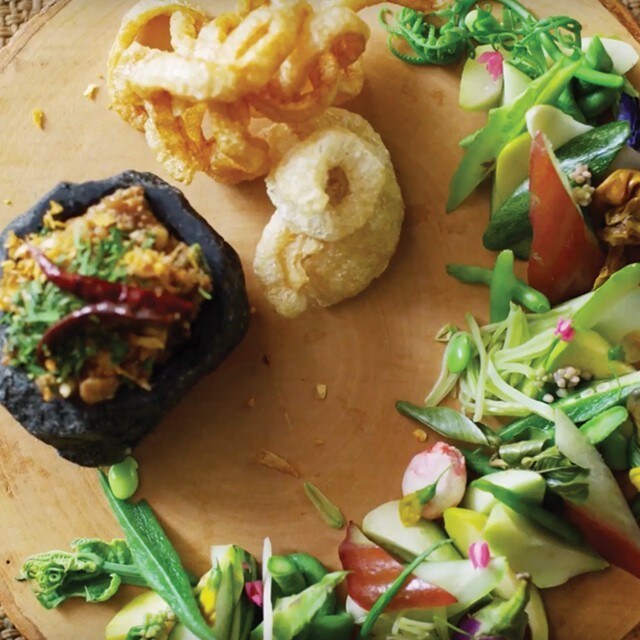Young Jackfruit Relish with fresh vegetables and fried pork rind