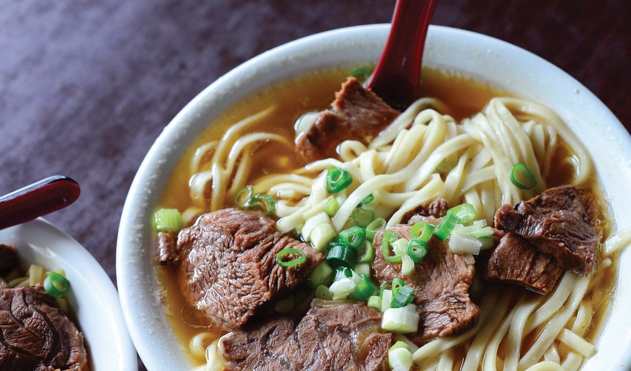 Говяжий суп с лапшой. Китайская лапша Beef Noodle. Лагман и бешбармак. Китайский суп с лапшой и говядиной. Лапша с мясом и бульоном.