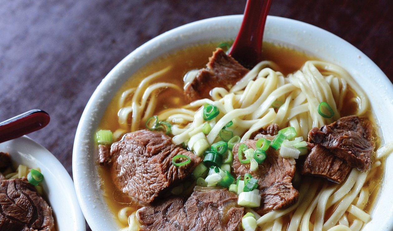 Домашняя лапша с мясом. Китайская лапша Beef Noodle. Лагман и бешбармак. Китайский суп с лапшой и говядиной. Лапша с мясом и бульоном.